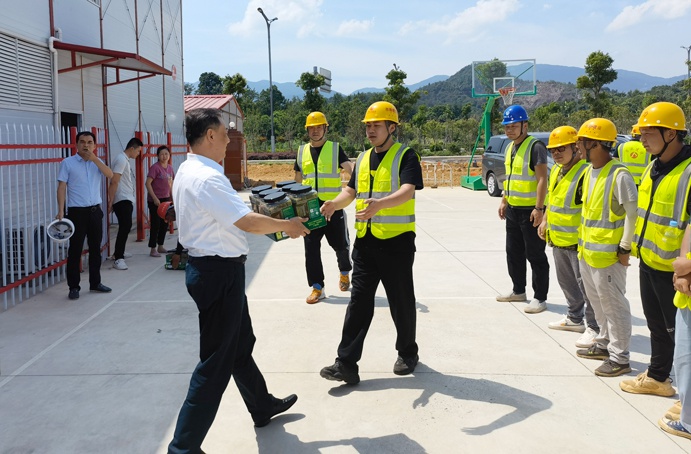 南昌市政建設集團徐旭前往綠色建材科技產業(yè)園項目一線送清涼
